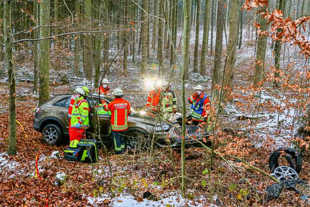 Tödlicher Unfall nach Kollision mit einem Baum auf der K1653 05.01.2021: In lebensbedrohlichem Zustand wurde am Dienstag eine 73-jährige Autofahrerin nach einem Verkehrsunfall auf der Kreisstraße 1653 zwischen Rutesheim und Heimerdingen vom Rettungsdienst in ein Krankenhaus gebracht, wo sie kurz darauf ihren schweren Verletzungen erlag. Sie war den polizeilichen Ermittlungen zufolge gegen 10:40 Uhr mit ihrem Audi in Richtung Heimerdingen unterwegs, in dem dortigen Waldstück aus noch ungeklärter Ursache nach rechts von der Fahrbahn abgekommen und gegen mehrere Bäume geprallt. Die 73-Jährige war in ihrem total beschädigten Wagen eingeklemmt und wurde von der Feuerwehr befreit. 26 Einsatzkräfte aus Ditzingen und Heimerdingen waren am Unfallort