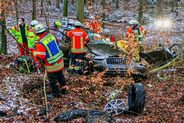 Tödlicher Unfall nach Kollision mit einem Baum auf der K1653 05.01.2021: In lebensbedrohlichem Zustand wurde am Dienstag eine 73-jährige Autofahrerin nach einem Verkehrsunfall auf der Kreisstraße 1653 zwischen Rutesheim und Heimerdingen vom Rettungsdienst in ein Krankenhaus gebracht, wo sie kurz darauf ihren schweren Verletzungen erlag. Sie war den polizeilichen Ermittlungen zufolge gegen 10:40 Uhr mit ihrem Audi in Richtung Heimerdingen unterwegs, in dem dortigen Waldstück aus noch ungeklärter Ursache nach rechts von der Fahrbahn abgekommen und gegen mehrere Bäume geprallt. Die 73-Jährige war in ihrem total beschädigten Wagen eingeklemmt und wurde von der Feuerwehr befreit. 26 Einsatzkräfte aus Ditzingen und Heimerdingen waren am Unfallort