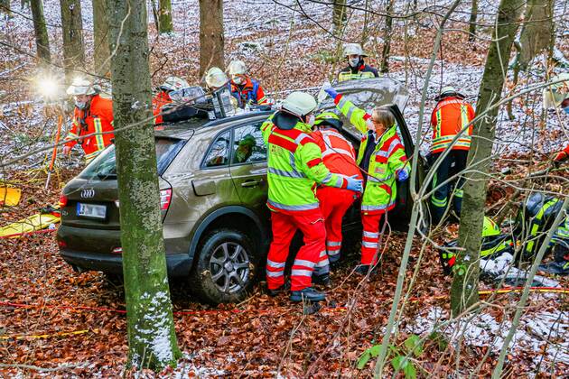 Tödlicher Unfall nach Kollision mit einem Baum auf der K1653 05.01.2021: In lebensbedrohlichem Zustand wurde am Dienstag eine 73-jährige Autofahrerin nach einem Verkehrsunfall auf der Kreisstraße 1653 zwischen Rutesheim und Heimerdingen vom Rettungsdienst in ein Krankenhaus gebracht, wo sie kurz darauf ihren schweren Verletzungen erlag. Sie war den polizeilichen Ermittlungen zufolge gegen 10:40 Uhr mit ihrem Audi in Richtung Heimerdingen unterwegs, in dem dortigen Waldstück aus noch ungeklärter Ursache nach rechts von der Fahrbahn abgekommen und gegen mehrere Bäume geprallt. Die 73-Jährige war in ihrem total beschädigten Wagen eingeklemmt und wurde von der Feuerwehr befreit. 26 Einsatzkräfte aus Ditzingen und Heimerdingen waren am Unfallort