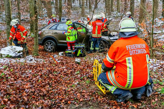 Tödlicher Unfall nach Kollision mit einem Baum auf der K1653 05.01.2021: In lebensbedrohlichem Zustand wurde am Dienstag eine 73-jährige Autofahrerin nach einem Verkehrsunfall auf der Kreisstraße 1653 zwischen Rutesheim und Heimerdingen vom Rettungsdienst in ein Krankenhaus gebracht, wo sie kurz darauf ihren schweren Verletzungen erlag. Sie war den polizeilichen Ermittlungen zufolge gegen 10:40 Uhr mit ihrem Audi in Richtung Heimerdingen unterwegs, in dem dortigen Waldstück aus noch ungeklärter Ursache nach rechts von der Fahrbahn abgekommen und gegen mehrere Bäume geprallt. Die 73-Jährige war in ihrem total beschädigten Wagen eingeklemmt und wurde von der Feuerwehr befreit. 26 Einsatzkräfte aus Ditzingen und Heimerdingen waren am Unfallort