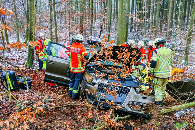 Tödlicher Unfall nach Kollision mit einem Baum auf der K1653 05.01.2021: In lebensbedrohlichem Zustand wurde am Dienstag eine 73-jährige Autofahrerin nach einem Verkehrsunfall auf der Kreisstraße 1653 zwischen Rutesheim und Heimerdingen vom Rettungsdienst in ein Krankenhaus gebracht, wo sie kurz darauf ihren schweren Verletzungen erlag. Sie war den polizeilichen Ermittlungen zufolge gegen 10:40 Uhr mit ihrem Audi in Richtung Heimerdingen unterwegs, in dem dortigen Waldstück aus noch ungeklärter Ursache nach rechts von der Fahrbahn abgekommen und gegen mehrere Bäume geprallt. Die 73-Jährige war in ihrem total beschädigten Wagen eingeklemmt und wurde von der Feuerwehr befreit. 26 Einsatzkräfte aus Ditzingen und Heimerdingen waren am Unfallort