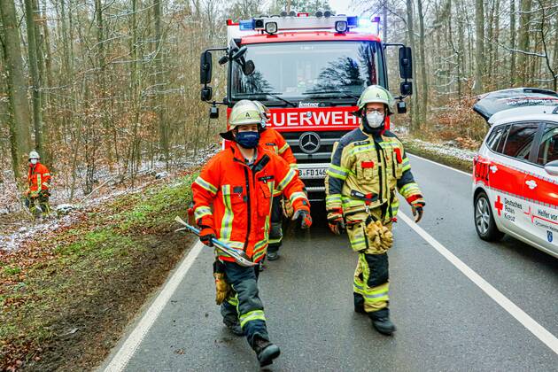 Tödlicher Unfall nach Kollision mit einem Baum auf der K1653 05.01.2021: In lebensbedrohlichem Zustand wurde am Dienstag eine 73-jährige Autofahrerin nach einem Verkehrsunfall auf der Kreisstraße 1653 zwischen Rutesheim und Heimerdingen vom Rettungsdienst in ein Krankenhaus gebracht, wo sie kurz darauf ihren schweren Verletzungen erlag. Sie war den polizeilichen Ermittlungen zufolge gegen 10:40 Uhr mit ihrem Audi in Richtung Heimerdingen unterwegs, in dem dortigen Waldstück aus noch ungeklärter Ursache nach rechts von der Fahrbahn abgekommen und gegen mehrere Bäume geprallt. Die 73-Jährige war in ihrem total beschädigten Wagen eingeklemmt und wurde von der Feuerwehr befreit. 26 Einsatzkräfte aus Ditzingen und Heimerdingen waren am Unfallort