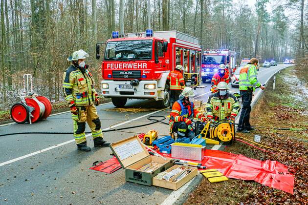 Tödlicher Unfall nach Kollision mit einem Baum auf der K1653 05.01.2021: In lebensbedrohlichem Zustand wurde am Dienstag eine 73-jährige Autofahrerin nach einem Verkehrsunfall auf der Kreisstraße 1653 zwischen Rutesheim und Heimerdingen vom Rettungsdienst in ein Krankenhaus gebracht, wo sie kurz darauf ihren schweren Verletzungen erlag. Sie war den polizeilichen Ermittlungen zufolge gegen 10:40 Uhr mit ihrem Audi in Richtung Heimerdingen unterwegs, in dem dortigen Waldstück aus noch ungeklärter Ursache nach rechts von der Fahrbahn abgekommen und gegen mehrere Bäume geprallt. Die 73-Jährige war in ihrem total beschädigten Wagen eingeklemmt und wurde von der Feuerwehr befreit. 26 Einsatzkräfte aus Ditzingen und Heimerdingen waren am Unfallort