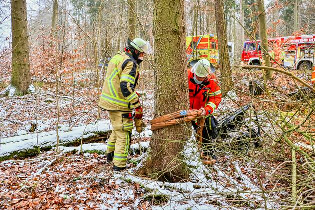 Tödlicher Unfall nach Kollision mit einem Baum auf der K1653 05.01.2021: In lebensbedrohlichem Zustand wurde am Dienstag eine 73-jährige Autofahrerin nach einem Verkehrsunfall auf der Kreisstraße 1653 zwischen Rutesheim und Heimerdingen vom Rettungsdienst in ein Krankenhaus gebracht, wo sie kurz darauf ihren schweren Verletzungen erlag. Sie war den polizeilichen Ermittlungen zufolge gegen 10:40 Uhr mit ihrem Audi in Richtung Heimerdingen unterwegs, in dem dortigen Waldstück aus noch ungeklärter Ursache nach rechts von der Fahrbahn abgekommen und gegen mehrere Bäume geprallt. Die 73-Jährige war in ihrem total beschädigten Wagen eingeklemmt und wurde von der Feuerwehr befreit. 26 Einsatzkräfte aus Ditzingen und Heimerdingen waren am Unfallort