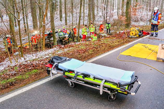 Tödlicher Unfall nach Kollision mit einem Baum auf der K1653 05.01.2021: In lebensbedrohlichem Zustand wurde am Dienstag eine 73-jährige Autofahrerin nach einem Verkehrsunfall auf der Kreisstraße 1653 zwischen Rutesheim und Heimerdingen vom Rettungsdienst in ein Krankenhaus gebracht, wo sie kurz darauf ihren schweren Verletzungen erlag. Sie war den polizeilichen Ermittlungen zufolge gegen 10:40 Uhr mit ihrem Audi in Richtung Heimerdingen unterwegs, in dem dortigen Waldstück aus noch ungeklärter Ursache nach rechts von der Fahrbahn abgekommen und gegen mehrere Bäume geprallt. Die 73-Jährige war in ihrem total beschädigten Wagen eingeklemmt und wurde von der Feuerwehr befreit. 26 Einsatzkräfte aus Ditzingen und Heimerdingen waren am Unfallort