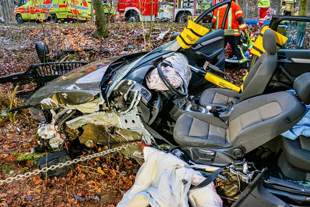 Tödlicher Unfall nach Kollision mit einem Baum auf der K1653 05.01.2021: In lebensbedrohlichem Zustand wurde am Dienstag eine 73-jährige Autofahrerin nach einem Verkehrsunfall auf der Kreisstraße 1653 zwischen Rutesheim und Heimerdingen vom Rettungsdienst in ein Krankenhaus gebracht, wo sie kurz darauf ihren schweren Verletzungen erlag. Sie war den polizeilichen Ermittlungen zufolge gegen 10:40 Uhr mit ihrem Audi in Richtung Heimerdingen unterwegs, in dem dortigen Waldstück aus noch ungeklärter Ursache nach rechts von der Fahrbahn abgekommen und gegen mehrere Bäume geprallt. Die 73-Jährige war in ihrem total beschädigten Wagen eingeklemmt und wurde von der Feuerwehr befreit. 26 Einsatzkräfte aus Ditzingen und Heimerdingen waren am Unfallort