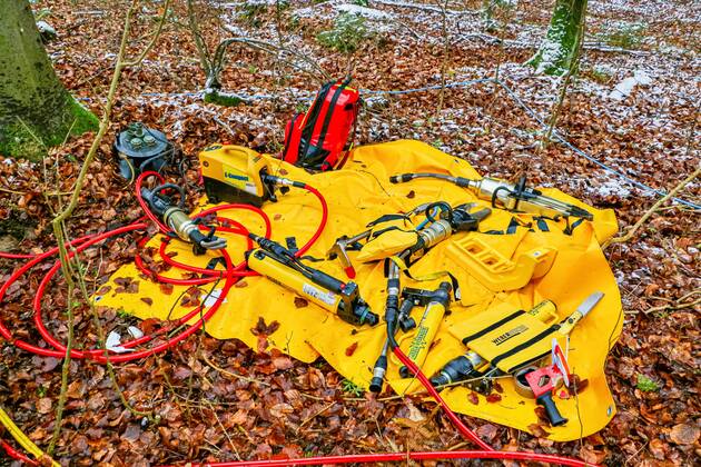 Tödlicher Unfall nach Kollision mit einem Baum auf der K1653 05.01.2021: In lebensbedrohlichem Zustand wurde am Dienstag eine 73-jährige Autofahrerin nach einem Verkehrsunfall auf der Kreisstraße 1653 zwischen Rutesheim und Heimerdingen vom Rettungsdienst in ein Krankenhaus gebracht, wo sie kurz darauf ihren schweren Verletzungen erlag. Sie war den polizeilichen Ermittlungen zufolge gegen 10:40 Uhr mit ihrem Audi in Richtung Heimerdingen unterwegs, in dem dortigen Waldstück aus noch ungeklärter Ursache nach rechts von der Fahrbahn abgekommen und gegen mehrere Bäume geprallt. Die 73-Jährige war in ihrem total beschädigten Wagen eingeklemmt und wurde von der Feuerwehr befreit. 26 Einsatzkräfte aus Ditzingen und Heimerdingen waren am Unfallort