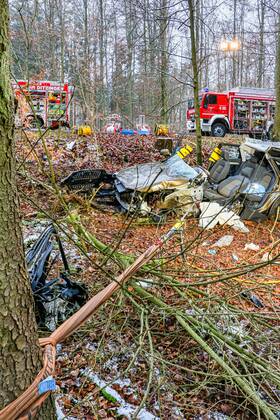 Tödlicher Unfall nach Kollision mit einem Baum auf der K1653 05.01.2021: In lebensbedrohlichem Zustand wurde am Dienstag eine 73-jährige Autofahrerin nach einem Verkehrsunfall auf der Kreisstraße 1653 zwischen Rutesheim und Heimerdingen vom Rettungsdienst in ein Krankenhaus gebracht, wo sie kurz darauf ihren schweren Verletzungen erlag. Sie war den polizeilichen Ermittlungen zufolge gegen 10:40 Uhr mit ihrem Audi in Richtung Heimerdingen unterwegs, in dem dortigen Waldstück aus noch ungeklärter Ursache nach rechts von der Fahrbahn abgekommen und gegen mehrere Bäume geprallt. Die 73-Jährige war in ihrem total beschädigten Wagen eingeklemmt und wurde von der Feuerwehr befreit. 26 Einsatzkräfte aus Ditzingen und Heimerdingen waren am Unfallort