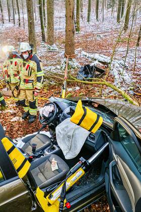 Tödlicher Unfall nach Kollision mit einem Baum auf der K1653 05.01.2021: In lebensbedrohlichem Zustand wurde am Dienstag eine 73-jährige Autofahrerin nach einem Verkehrsunfall auf der Kreisstraße 1653 zwischen Rutesheim und Heimerdingen vom Rettungsdienst in ein Krankenhaus gebracht, wo sie kurz darauf ihren schweren Verletzungen erlag. Sie war den polizeilichen Ermittlungen zufolge gegen 10:40 Uhr mit ihrem Audi in Richtung Heimerdingen unterwegs, in dem dortigen Waldstück aus noch ungeklärter Ursache nach rechts von der Fahrbahn abgekommen und gegen mehrere Bäume geprallt. Die 73-Jährige war in ihrem total beschädigten Wagen eingeklemmt und wurde von der Feuerwehr befreit. 26 Einsatzkräfte aus Ditzingen und Heimerdingen waren am Unfallort