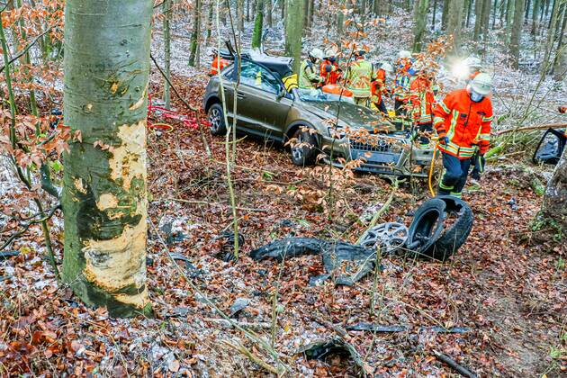 Tödlicher Unfall nach Kollision mit einem Baum auf der K1653 05.01.2021: In lebensbedrohlichem Zustand wurde am Dienstag eine 73-jährige Autofahrerin nach einem Verkehrsunfall auf der Kreisstraße 1653 zwischen Rutesheim und Heimerdingen vom Rettungsdienst in ein Krankenhaus gebracht, wo sie kurz darauf ihren schweren Verletzungen erlag. Sie war den polizeilichen Ermittlungen zufolge gegen 10:40 Uhr mit ihrem Audi in Richtung Heimerdingen unterwegs, in dem dortigen Waldstück aus noch ungeklärter Ursache nach rechts von der Fahrbahn abgekommen und gegen mehrere Bäume geprallt. Die 73-Jährige war in ihrem total beschädigten Wagen eingeklemmt und wurde von der Feuerwehr befreit. 26 Einsatzkräfte aus Ditzingen und Heimerdingen waren am Unfallort