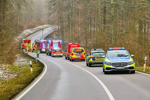 Tödlicher Unfall nach Kollision mit einem Baum auf der K1653 05.01.2021: In lebensbedrohlichem Zustand wurde am Dienstag eine 73-jährige Autofahrerin nach einem Verkehrsunfall auf der Kreisstraße 1653 zwischen Rutesheim und Heimerdingen vom Rettungsdienst in ein Krankenhaus gebracht, wo sie kurz darauf ihren schweren Verletzungen erlag. Sie war den polizeilichen Ermittlungen zufolge gegen 10:40 Uhr mit ihrem Audi in Richtung Heimerdingen unterwegs, in dem dortigen Waldstück aus noch ungeklärter Ursache nach rechts von der Fahrbahn abgekommen und gegen mehrere Bäume geprallt. Die 73-Jährige war in ihrem total beschädigten Wagen eingeklemmt und wurde von der Feuerwehr befreit. 26 Einsatzkräfte aus Ditzingen und Heimerdingen waren am Unfallort