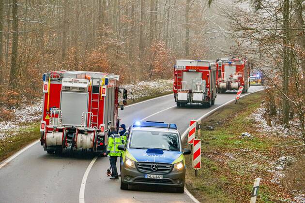 Tödlicher Unfall nach Kollision mit einem Baum auf der K1653 05.01.2021: In lebensbedrohlichem Zustand wurde am Dienstag eine 73-jährige Autofahrerin nach einem Verkehrsunfall auf der Kreisstraße 1653 zwischen Rutesheim und Heimerdingen vom Rettungsdienst in ein Krankenhaus gebracht, wo sie kurz darauf ihren schweren Verletzungen erlag. Sie war den polizeilichen Ermittlungen zufolge gegen 10:40 Uhr mit ihrem Audi in Richtung Heimerdingen unterwegs, in dem dortigen Waldstück aus noch ungeklärter Ursache nach rechts von der Fahrbahn abgekommen und gegen mehrere Bäume geprallt. Die 73-Jährige war in ihrem total beschädigten Wagen eingeklemmt und wurde von der Feuerwehr befreit. 26 Einsatzkräfte aus Ditzingen und Heimerdingen waren am Unfallort