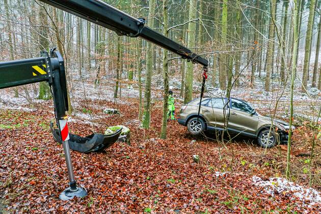 Tödlicher Unfall nach Kollision mit einem Baum auf der K1653 05.01.2021: In lebensbedrohlichem Zustand wurde am Dienstag eine 73-jährige Autofahrerin nach einem Verkehrsunfall auf der Kreisstraße 1653 zwischen Rutesheim und Heimerdingen vom Rettungsdienst in ein Krankenhaus gebracht, wo sie kurz darauf ihren schweren Verletzungen erlag. Sie war den polizeilichen Ermittlungen zufolge gegen 10:40 Uhr mit ihrem Audi in Richtung Heimerdingen unterwegs, in dem dortigen Waldstück aus noch ungeklärter Ursache nach rechts von der Fahrbahn abgekommen und gegen mehrere Bäume geprallt. Die 73-Jährige war in ihrem total beschädigten Wagen eingeklemmt und wurde von der Feuerwehr befreit. 26 Einsatzkräfte aus Ditzingen und Heimerdingen waren am Unfallort