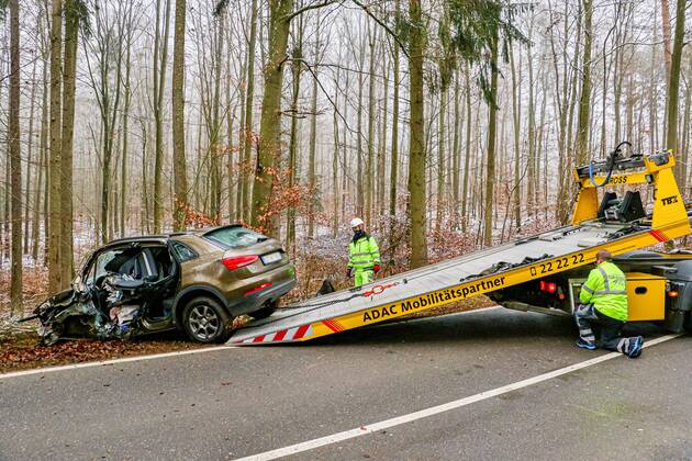 Tödlicher Unfall nach Kollision mit einem Baum auf der K1653 05.01.2021: In lebensbedrohlichem Zustand wurde am Dienstag eine 73-jährige Autofahrerin nach einem Verkehrsunfall auf der Kreisstraße 1653 zwischen Rutesheim und Heimerdingen vom Rettungsdienst in ein Krankenhaus gebracht, wo sie kurz darauf ihren schweren Verletzungen erlag. Sie war den polizeilichen Ermittlungen zufolge gegen 10:40 Uhr mit ihrem Audi in Richtung Heimerdingen unterwegs, in dem dortigen Waldstück aus noch ungeklärter Ursache nach rechts von der Fahrbahn abgekommen und gegen mehrere Bäume geprallt. Die 73-Jährige war in ihrem total beschädigten Wagen eingeklemmt und wurde von der Feuerwehr befreit. 26 Einsatzkräfte aus Ditzingen und Heimerdingen waren am Unfallort