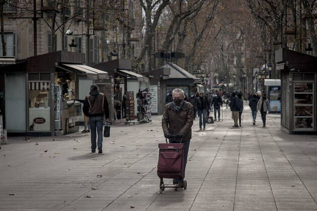 January 7, 2021, Barcelona, Catalonia, Spain: A man wearing a face mask pushes the shopping cart along La Rambla in Barcelona. At the end of the Christmas holiday season, several regions in Spain have tightened measures to stop the spread of the coronavirus third wave as hospitals pressure is rising. Some studies conclude that the new strain of coronavirus that was first detected in the United Kingdom has been circulating in Spain for two weeks. Barcelona Spain - ZUMAb137 20210107_zap_b137_004 Copyright: xJordixBoixareux