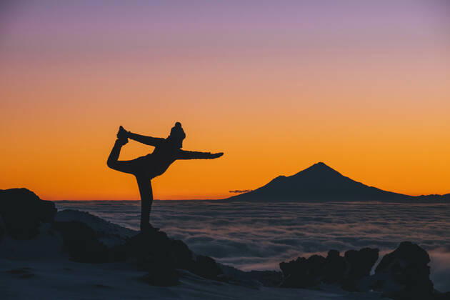 IMAGO Creative: Alternativer Wintersport Young woman on yoga pose during sunset with Mt Taranaki in the background, Tongariro National Park, New Zealand Tongariro, New Zealand CR_JALO210108-599453-01 ,model released, Symbolfoto