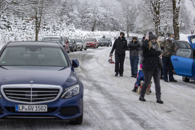 09.01.2021 , WINTERBERG , SAUERLAND , Winter , Schnee , Winterberg bereitet sich auf den nächsten Ansturm der Menschen am Wochenende vor. Sperrschilder an den Eingängen zu den Skigebieten. Am Samstag viel weniger Menschen im Ort als noch vor Wochenfrist.