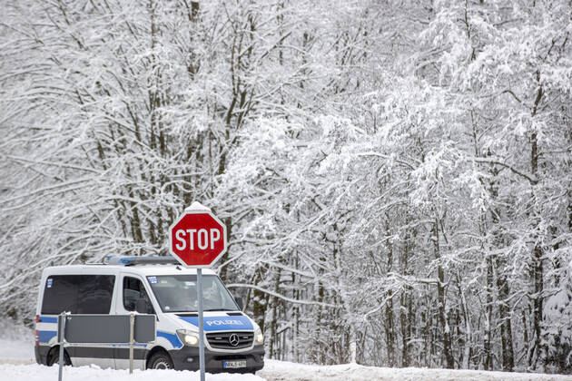 09.01.2021 , WINTERBERG , SAUERLAND , Winter , Schnee , Winterberg bereitet sich auf den nächsten Ansturm der Menschen am Wochenende vor. Sperrschilder an den Eingängen zu den Skigebieten. Am Samstag viel weniger Menschen im Ort als noch vor Wochenfrist.