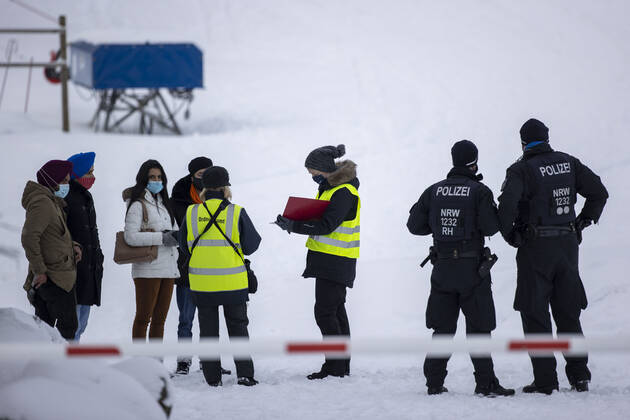 09.01.2021 , WINTERBERG , SAUERLAND , Winter , Schnee , Winterberg bereitet sich auf den nächsten Ansturm der Menschen am Wochenende vor. Sperrschilder an den Eingängen zu den Skigebieten. Am Samstag viel weniger Menschen im Ort als noch vor Wochenfrist. Einige wenige Menschen betreten die abgesperrten Skipisten trotz der Verbote , sie müssen mit Bussgeldern rechnen. Polizei und Ordnungsamt nehmen die Personalien auf.