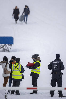 09.01.2021 , WINTERBERG , SAUERLAND , Winter , Schnee , Winterberg bereitet sich auf den nächsten Ansturm der Menschen am Wochenende vor. Sperrschilder an den Eingängen zu den Skigebieten. Am Samstag viel weniger Menschen im Ort als noch vor Wochenfrist. Einige wenige Menschen betreten die abgesperrten Skipisten trotz der Verbote , sie müssen mit Bussgeldern rechnen. Polizei und Ordnungsamt nehmen die Personalien auf.