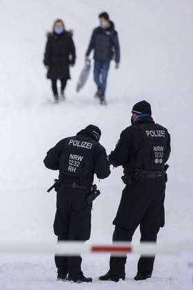 09.01.2021 , WINTERBERG , SAUERLAND , Winter , Schnee , Winterberg bereitet sich auf den nächsten Ansturm der Menschen am Wochenende vor. Sperrschilder an den Eingängen zu den Skigebieten. Am Samstag viel weniger Menschen im Ort als noch vor Wochenfrist. Einige wenige Menschen betreten die abgesperrten Skipisten trotz der Verbote , sie müssen mit Bussgeldern rechnen. Polizei und Ordnungsamt nehmen die Personalien auf.