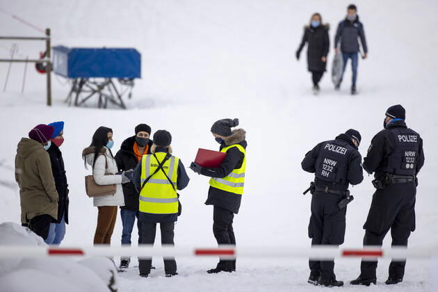 09.01.2021 , WINTERBERG , SAUERLAND , Winter , Schnee , Winterberg bereitet sich auf den nächsten Ansturm der Menschen am Wochenende vor. Sperrschilder an den Eingängen zu den Skigebieten. Am Samstag viel weniger Menschen im Ort als noch vor Wochenfrist.
