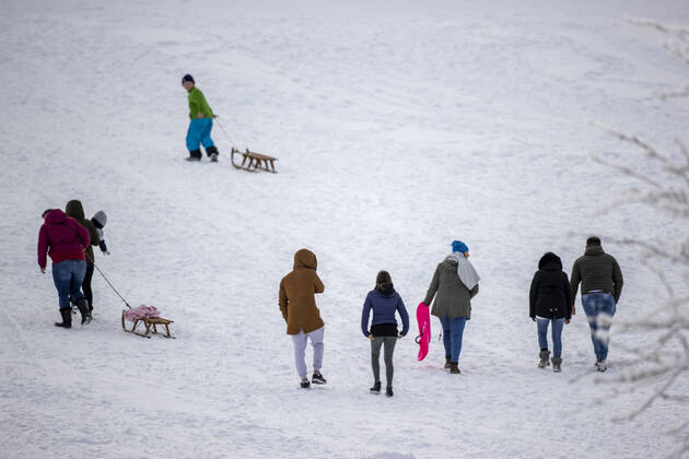 09.01.2021 , WINTERBERG , SAUERLAND , Winter , Schnee , Winterberg bereitet sich auf den nächsten Ansturm der Menschen am Wochenende vor. Sperrschilder an den Eingängen zu den Skigebieten. Am Samstag viel weniger Menschen im Ort als noch vor Wochenfrist.