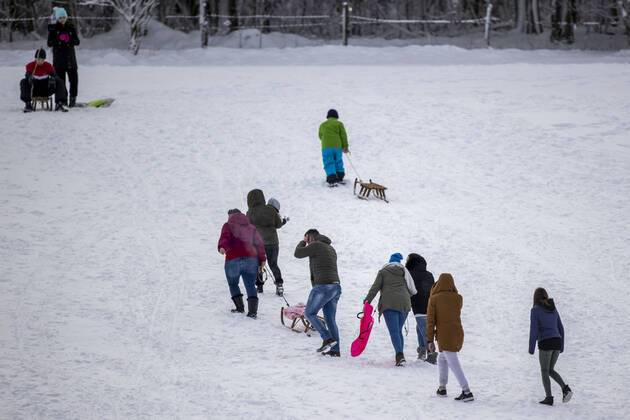 09.01.2021 , WINTERBERG , SAUERLAND , Winter , Schnee , Winterberg bereitet sich auf den nächsten Ansturm der Menschen am Wochenende vor. Sperrschilder an den Eingängen zu den Skigebieten. Am Samstag viel weniger Menschen im Ort als noch vor Wochenfrist.
