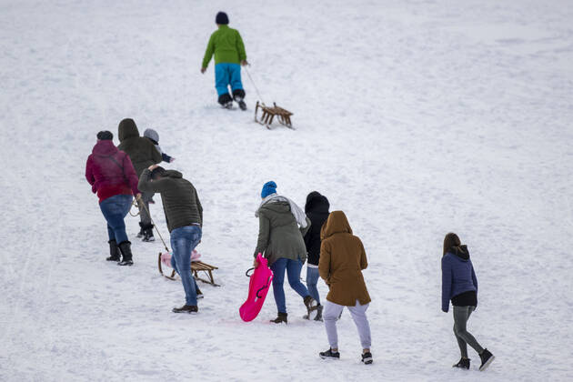 09.01.2021 , WINTERBERG , SAUERLAND , Winter , Schnee , Winterberg bereitet sich auf den nächsten Ansturm der Menschen am Wochenende vor. Sperrschilder an den Eingängen zu den Skigebieten. Am Samstag viel weniger Menschen im Ort als noch vor Wochenfrist.