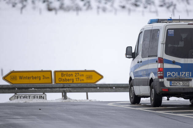 09.01.2021 , WINTERBERG , SAUERLAND , Winter , Schnee , Winterberg bereitet sich auf den nächsten Ansturm der Menschen am Wochenende vor. Sperrschilder an den Eingängen zu den Skigebieten. Am Samstag viel weniger Menschen im Ort als noch vor Wochenfrist.