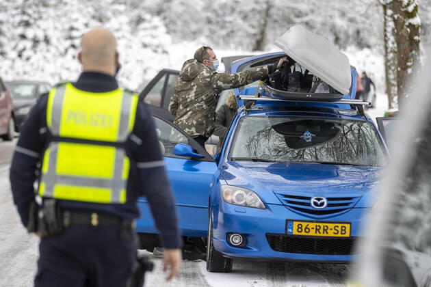 09.01.2021 , WINTERBERG , SAUERLAND , Winter , Schnee , Winterberg bereitet sich auf den nächsten Ansturm der Menschen am Wochenende vor. Sperrschilder an den Eingängen zu den Skigebieten. Am Samstag viel weniger Menschen im Ort als noch vor Wochenfrist.