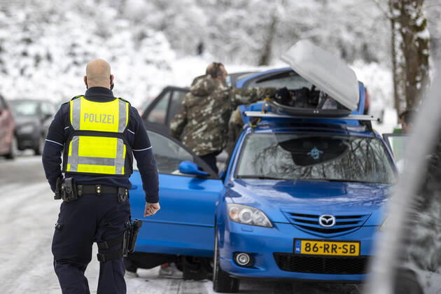 09.01.2021 , WINTERBERG , SAUERLAND , Winter , Schnee , Winterberg bereitet sich auf den nächsten Ansturm der Menschen am Wochenende vor. Sperrschilder an den Eingängen zu den Skigebieten. Am Samstag viel weniger Menschen im Ort als noch vor Wochenfrist.