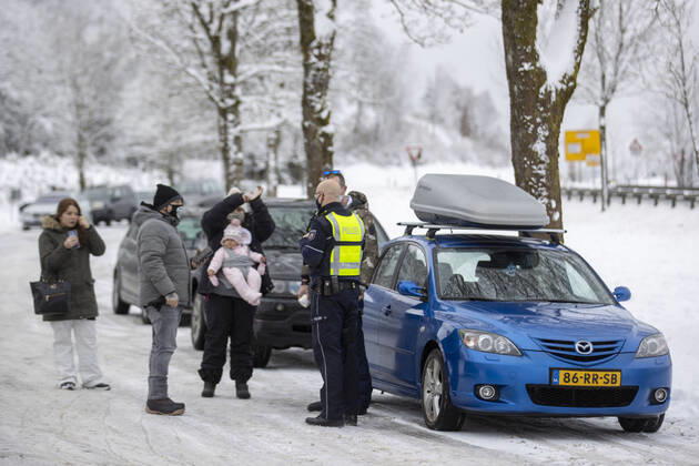 09.01.2021 , WINTERBERG , SAUERLAND , Winter , Schnee , Winterberg bereitet sich auf den nächsten Ansturm der Menschen am Wochenende vor. Sperrschilder an den Eingängen zu den Skigebieten. Am Samstag viel weniger Menschen im Ort als noch vor Wochenfrist.