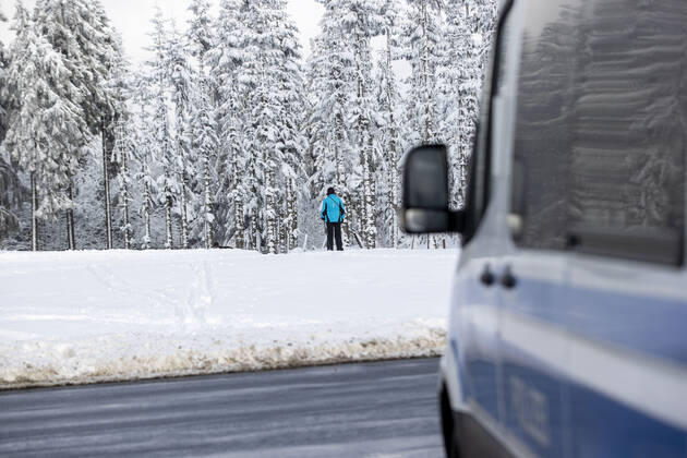 09.01.2021 , WINTERBERG , SAUERLAND , Winter , Schnee , Winterberg bereitet sich auf den nächsten Ansturm der Menschen am Wochenende vor. Sperrschilder an den Eingängen zu den Skigebieten. Am Samstag viel weniger Menschen im Ort als noch vor Wochenfrist.