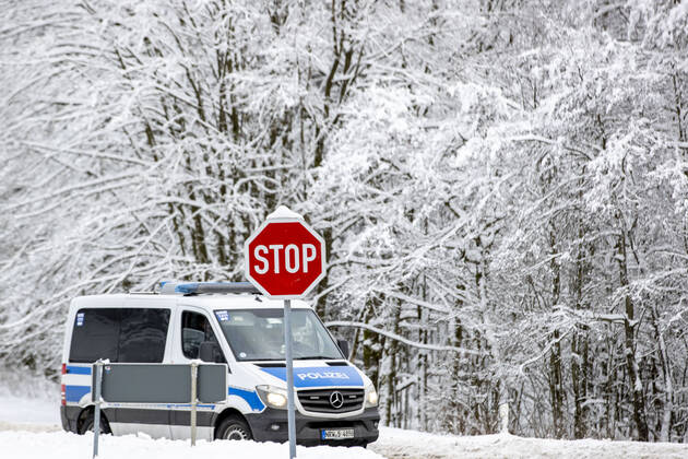 09.01.2021 , WINTERBERG , SAUERLAND , Winter , Schnee , Winterberg bereitet sich auf den nächsten Ansturm der Menschen am Wochenende vor. Sperrschilder an den Eingängen zu den Skigebieten. Am Samstag viel weniger Menschen im Ort als noch vor Wochenfrist.