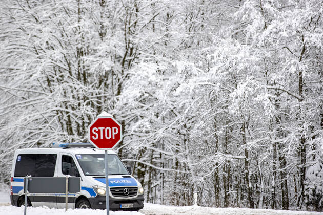 09.01.2021 , WINTERBERG , SAUERLAND , Winter , Schnee , Winterberg bereitet sich auf den nächsten Ansturm der Menschen am Wochenende vor. Sperrschilder an den Eingängen zu den Skigebieten. Am Samstag viel weniger Menschen im Ort als noch vor Wochenfrist.