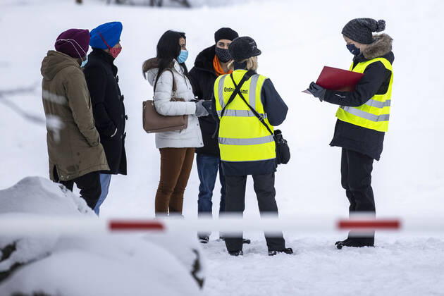 09.01.2021 , WINTERBERG , SAUERLAND , Winter , Schnee , Winterberg bereitet sich auf den nächsten Ansturm der Menschen am Wochenende vor. Sperrschilder an den Eingängen zu den Skigebieten. Am Samstag viel weniger Menschen im Ort als noch vor Wochenfrist.