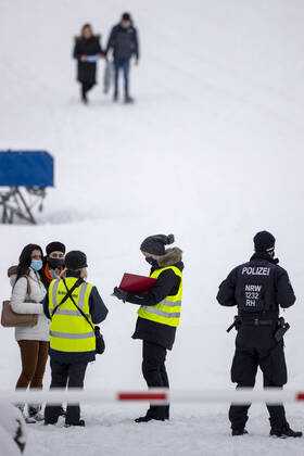 09.01.2021 , WINTERBERG , SAUERLAND , Winter , Schnee , Winterberg bereitet sich auf den nächsten Ansturm der Menschen am Wochenende vor. Sperrschilder an den Eingängen zu den Skigebieten. Am Samstag viel weniger Menschen im Ort als noch vor Wochenfrist.