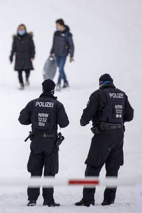09.01.2021 , WINTERBERG , SAUERLAND , Winter , Schnee , Winterberg bereitet sich auf den nächsten Ansturm der Menschen am Wochenende vor. Sperrschilder an den Eingängen zu den Skigebieten. Am Samstag viel weniger Menschen im Ort als noch vor Wochenfrist.