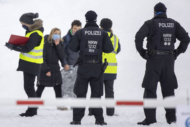 09.01.2021 , WINTERBERG , SAUERLAND , Winter , Schnee , Winterberg bereitet sich auf den nächsten Ansturm der Menschen am Wochenende vor. Sperrschilder an den Eingängen zu den Skigebieten. Am Samstag viel weniger Menschen im Ort als noch vor Wochenfrist.