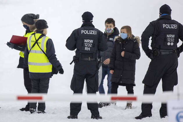09.01.2021 , WINTERBERG , SAUERLAND , Winter , Schnee , Winterberg bereitet sich auf den nächsten Ansturm der Menschen am Wochenende vor. Sperrschilder an den Eingängen zu den Skigebieten. Am Samstag viel weniger Menschen im Ort als noch vor Wochenfrist.
