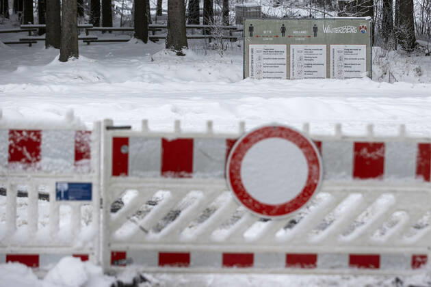 08.01.2021 , WINTERBERG , SAUERLAND , Winter , Schnee , Winterberg bereitet sich auf den nächsten Ansturm der Menschen am Wochenende vor. Sperrschilder an den Eingängen zu den Skigebieten.