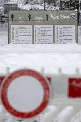 08.01.2021 , WINTERBERG , SAUERLAND , Winter , Schnee , Winterberg bereitet sich auf den nächsten Ansturm der Menschen am Wochenende vor. Sperrschilder an den Eingängen zu den Skigebieten.