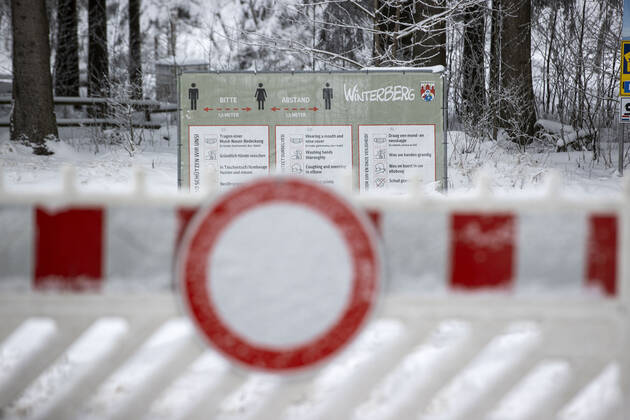 08.01.2021 , WINTERBERG , SAUERLAND , Winter , Schnee , Winterberg bereitet sich auf den nächsten Ansturm der Menschen am Wochenende vor. Sperrschilder an den Eingängen zu den Skigebieten.