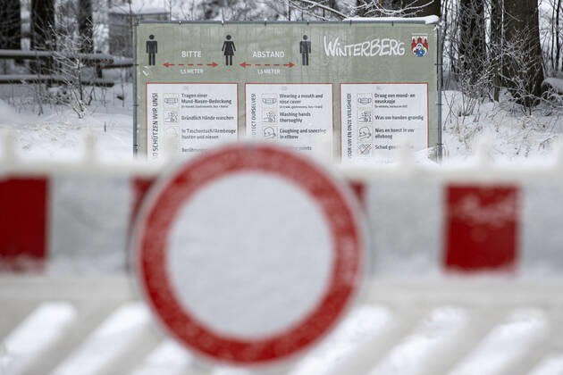 08.01.2021 , WINTERBERG , SAUERLAND , Winter , Schnee , Winterberg bereitet sich auf den nächsten Ansturm der Menschen am Wochenende vor. Sperrschilder an den Eingängen zu den Skigebieten.
