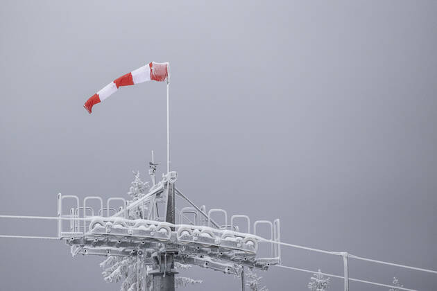 08.01.2021 , WINTERBERG , SAUERLAND , Winter , Schnee , Winterberg bereitet sich auf den nächsten Ansturm der Menschen am Wochenende vor. Skilifte nicht in Betrieb.