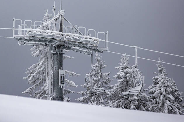 08.01.2021 , WINTERBERG , SAUERLAND , Winter , Schnee , Winterberg bereitet sich auf den nächsten Ansturm der Menschen am Wochenende vor. Skilifte nicht in Betrieb.