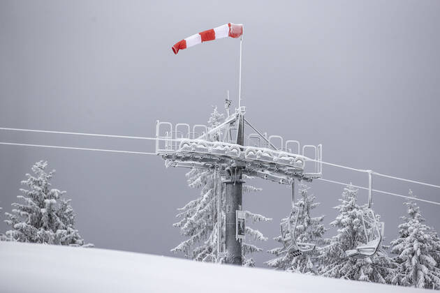 08.01.2021 , WINTERBERG , SAUERLAND , Winter , Schnee , Winterberg bereitet sich auf den nächsten Ansturm der Menschen am Wochenende vor. Skilifte nicht in Betrieb.