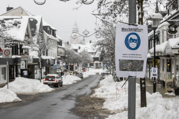 08.01.2021 , WINTERBERG , SAUERLAND , Winter , Schnee , Winterberg bereitet sich auf den nächsten Ansturm der Menschen am Wochenende vor. Maskenpflicht in Winterberg.