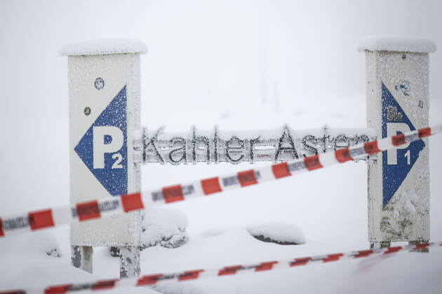 08.01.2021 , WINTERBERG , SAUERLAND , Winter , Schnee , Winterberg bereitet sich auf den nächsten Ansturm der Menschen am Wochenende vor. Kahler Asten nicht zugänglich , Absperrung der Polizei mit Flatterband.